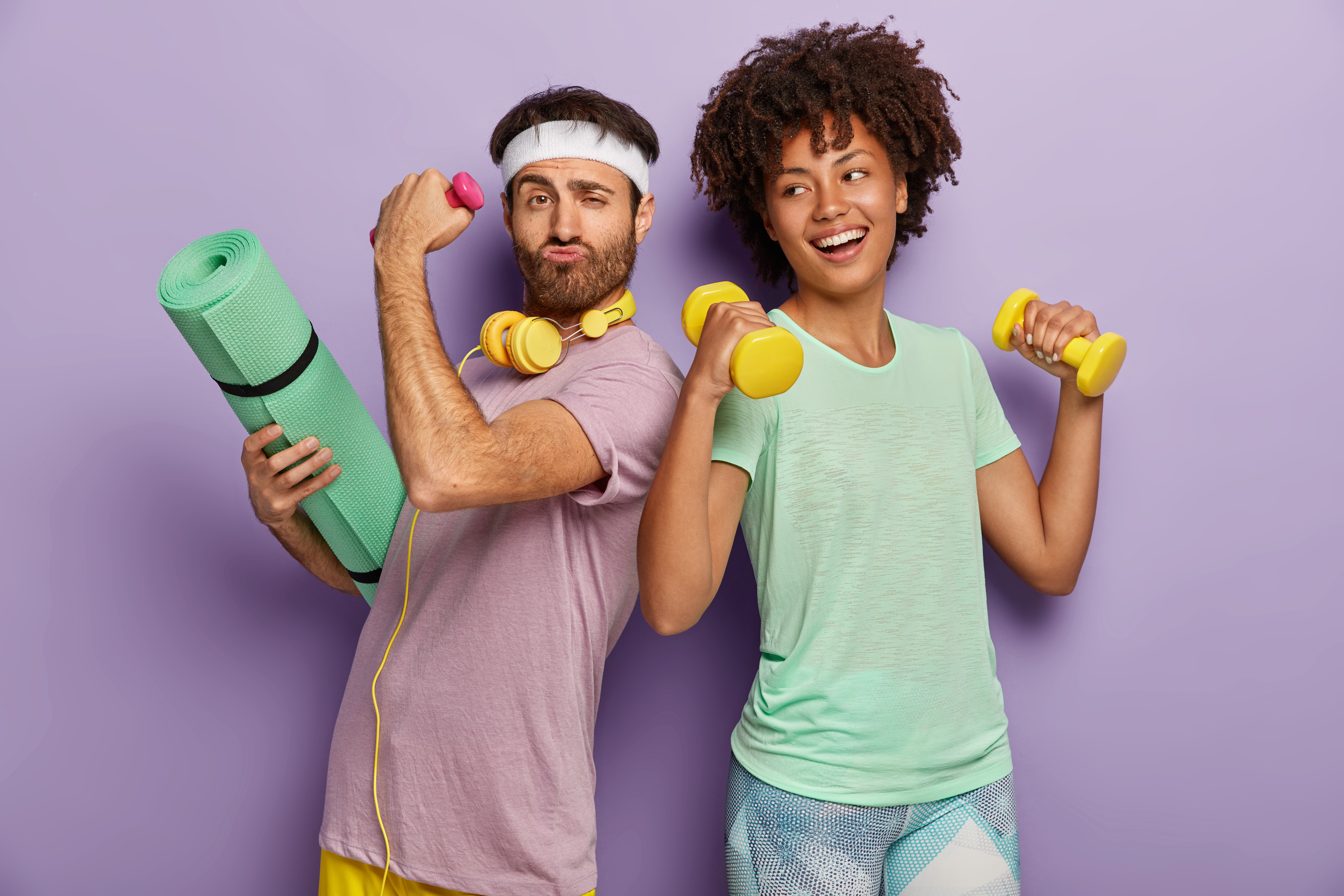 Casal fit com material esportivo